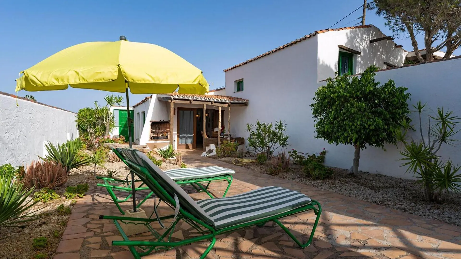 Geraeumiges Ferienhaus Casa Verde Fuer Zwei Personen Charco del Pino