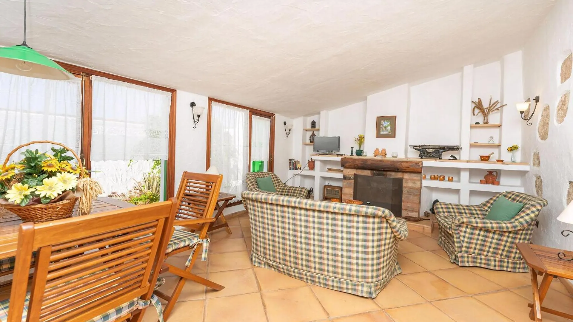 Geraeumiges Ferienhaus Casa Verde Fuer Zwei Personen Charco del Pino Spain