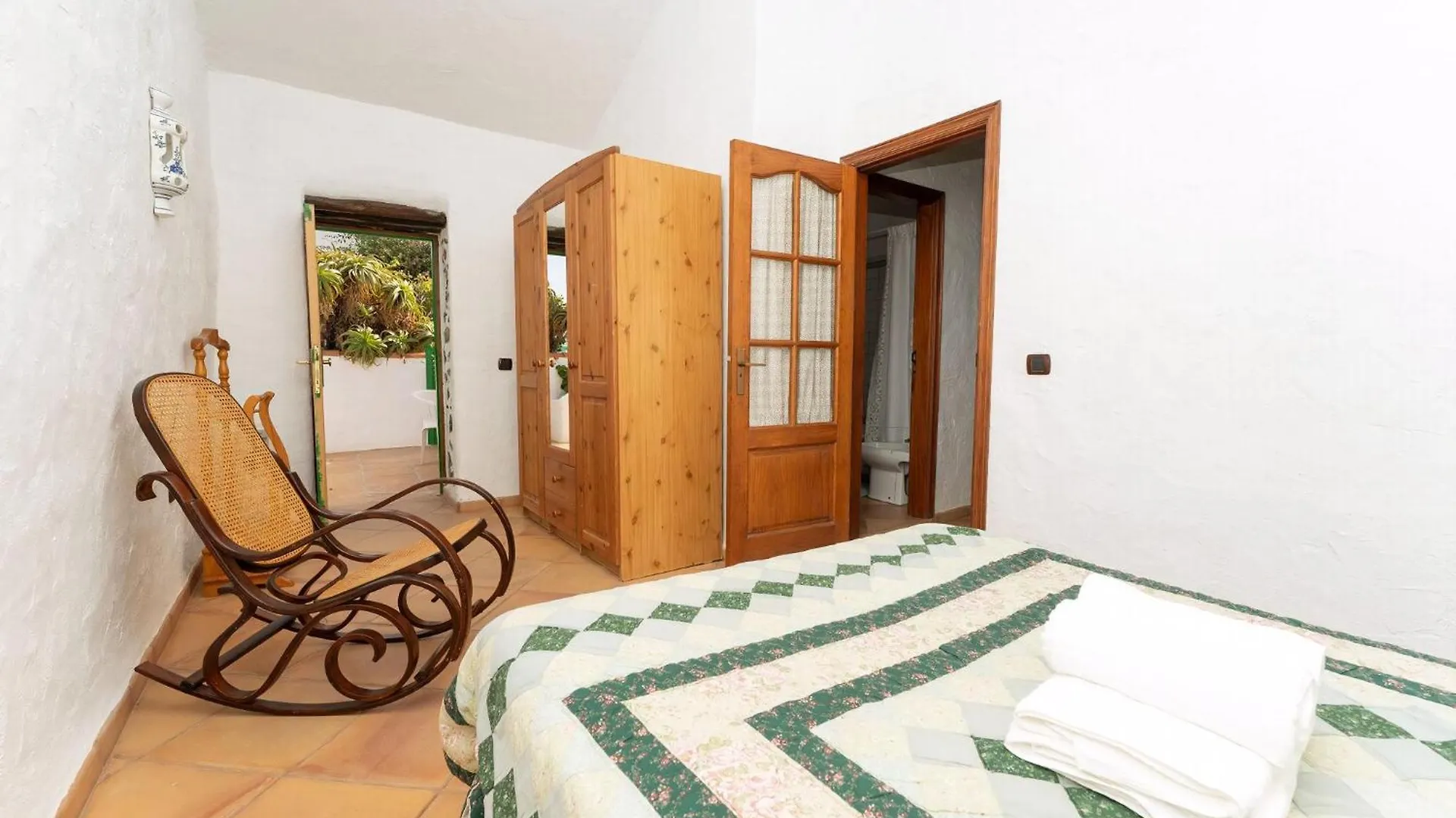 Geraeumiges Ferienhaus Casa Verde Fuer Zwei Personen Charco del Pino